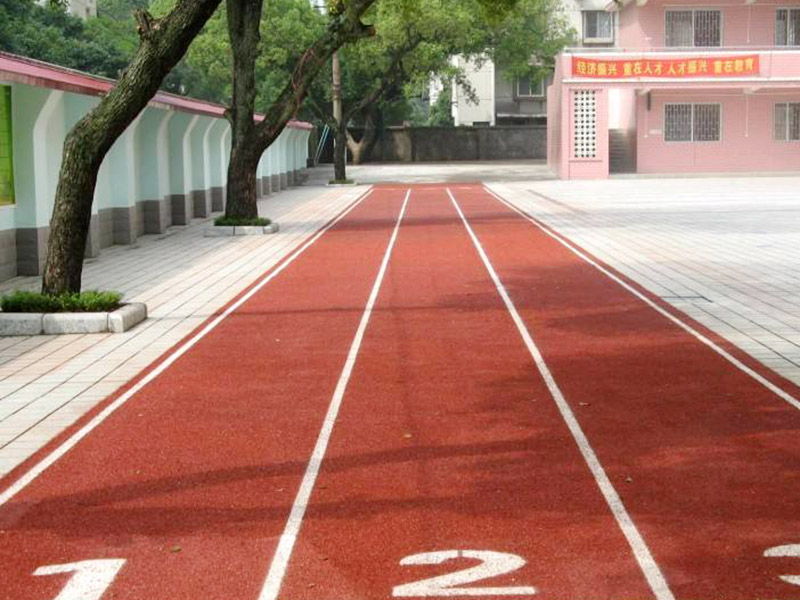 塑膠跑道氣味多久會散？