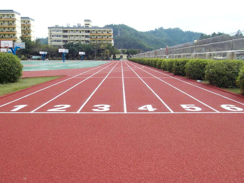 塑膠跑道泡水是否發黑？
