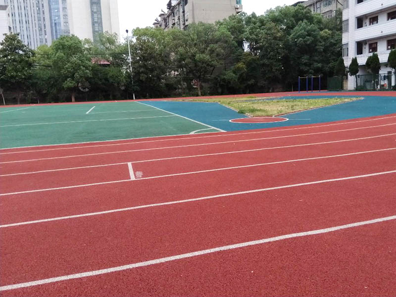 透氣型塑膠跑道多少錢一平方？標準價格！